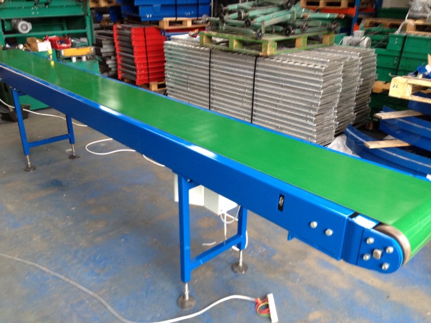 Inclined belt conveyors for Garment Industries