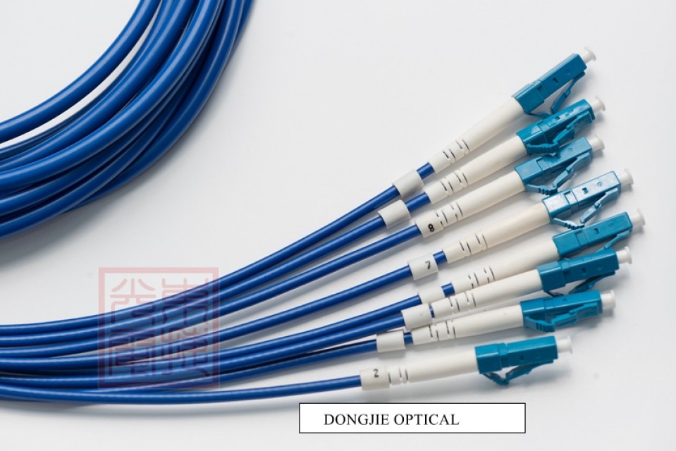 8F armored patch cord, blue LSZH, 2m, SC/UPC, LC/UPC, FTTH
