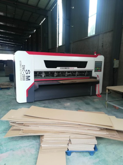 Computerized slitting scoring machine for corrugated paperboard