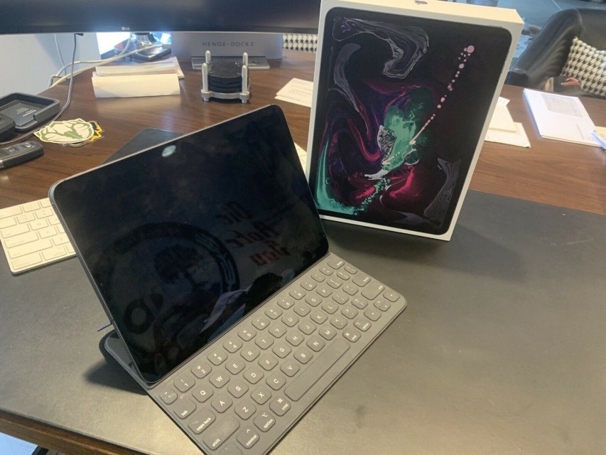 Apple iPad Pro (2020) 2nd Gen 128GB 11 in- Magic Keyboard & Pencil