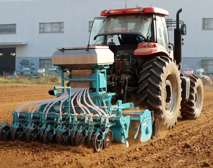 12-Row 300L Pneumatic Seeder for Efficient Farmland Seeding and Fertilizing