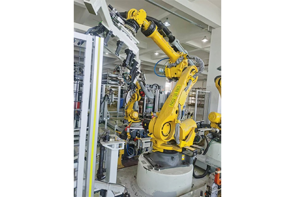 Hemming Robot for Automotive Sheet Metal Processing – High Precision