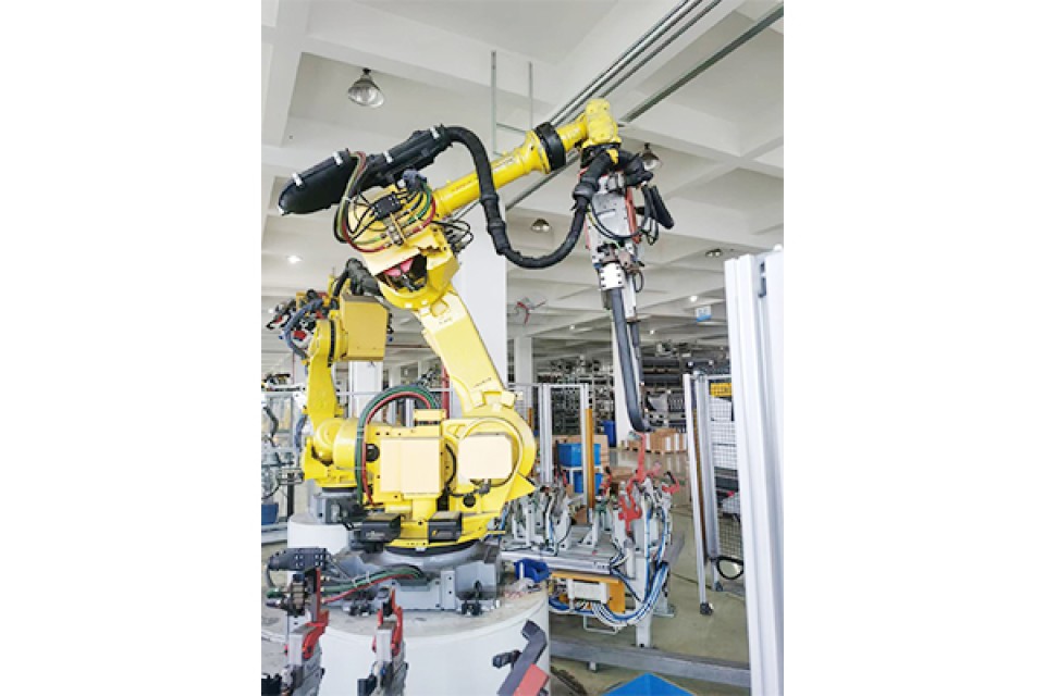 Steel Spot Welding Robot for Automotive Metal Processing – FANUC Technology