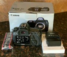 Canon EOS 5D Mark IV 30.4MP Digital SLR Camera - Black (Body and Lens)