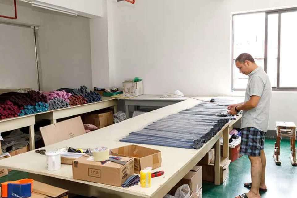 Shengzhou Future Necktie & Dress Co., Ltd.